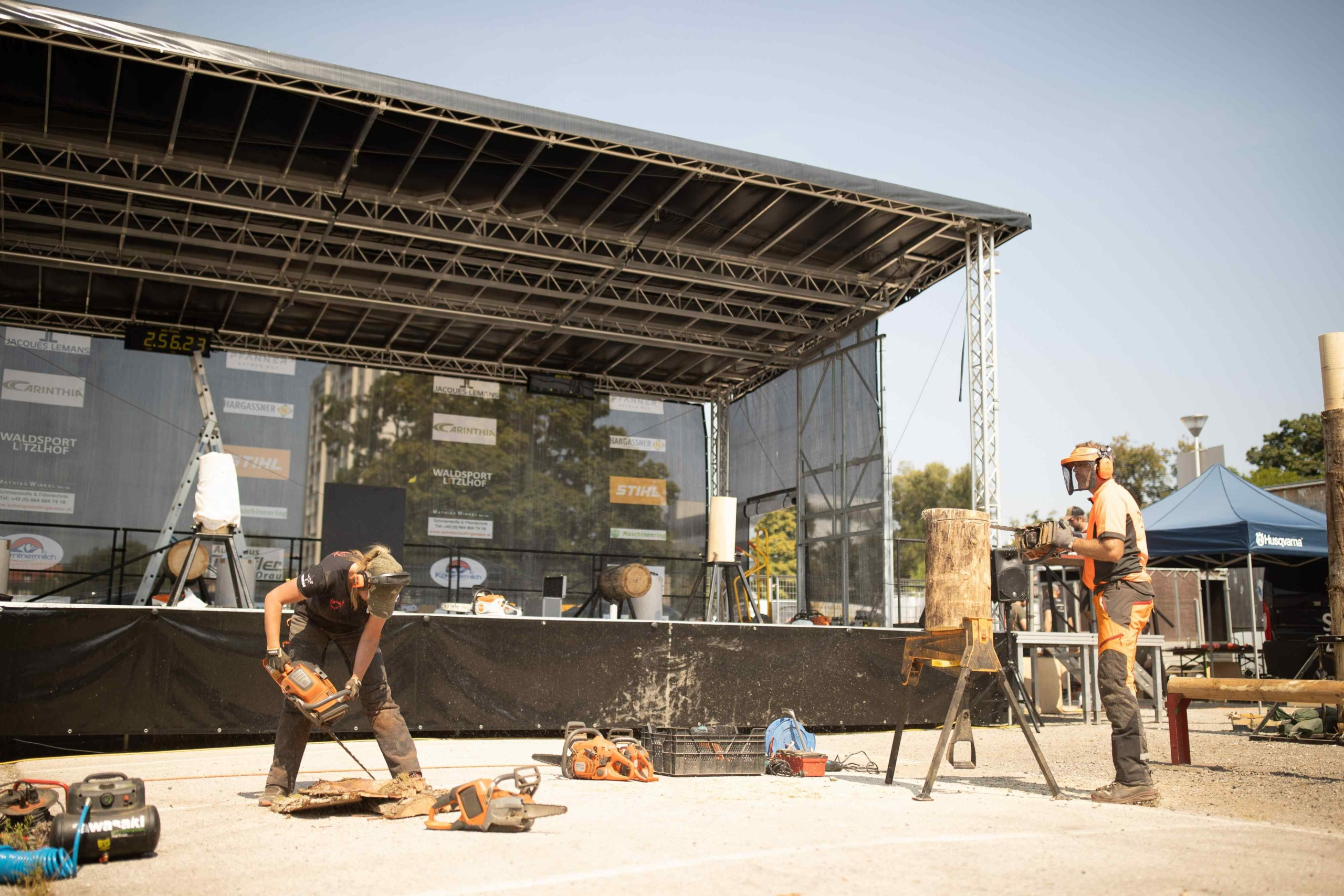 Internationale Holzmesse - Holz schneiden