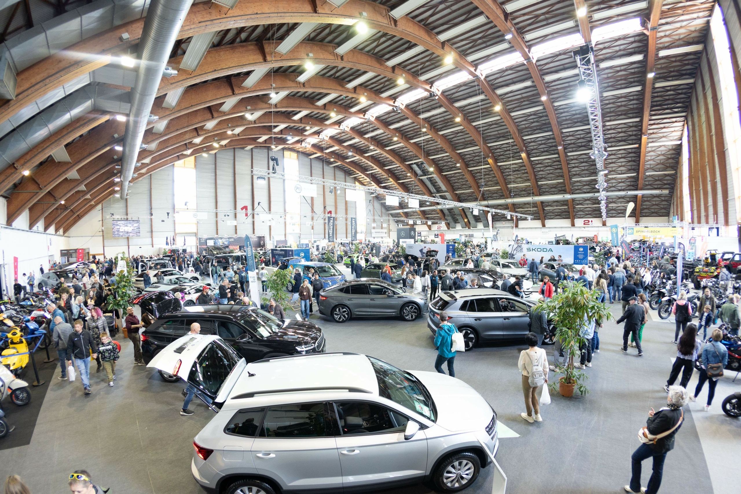 Autos auf der Freizeitmesse