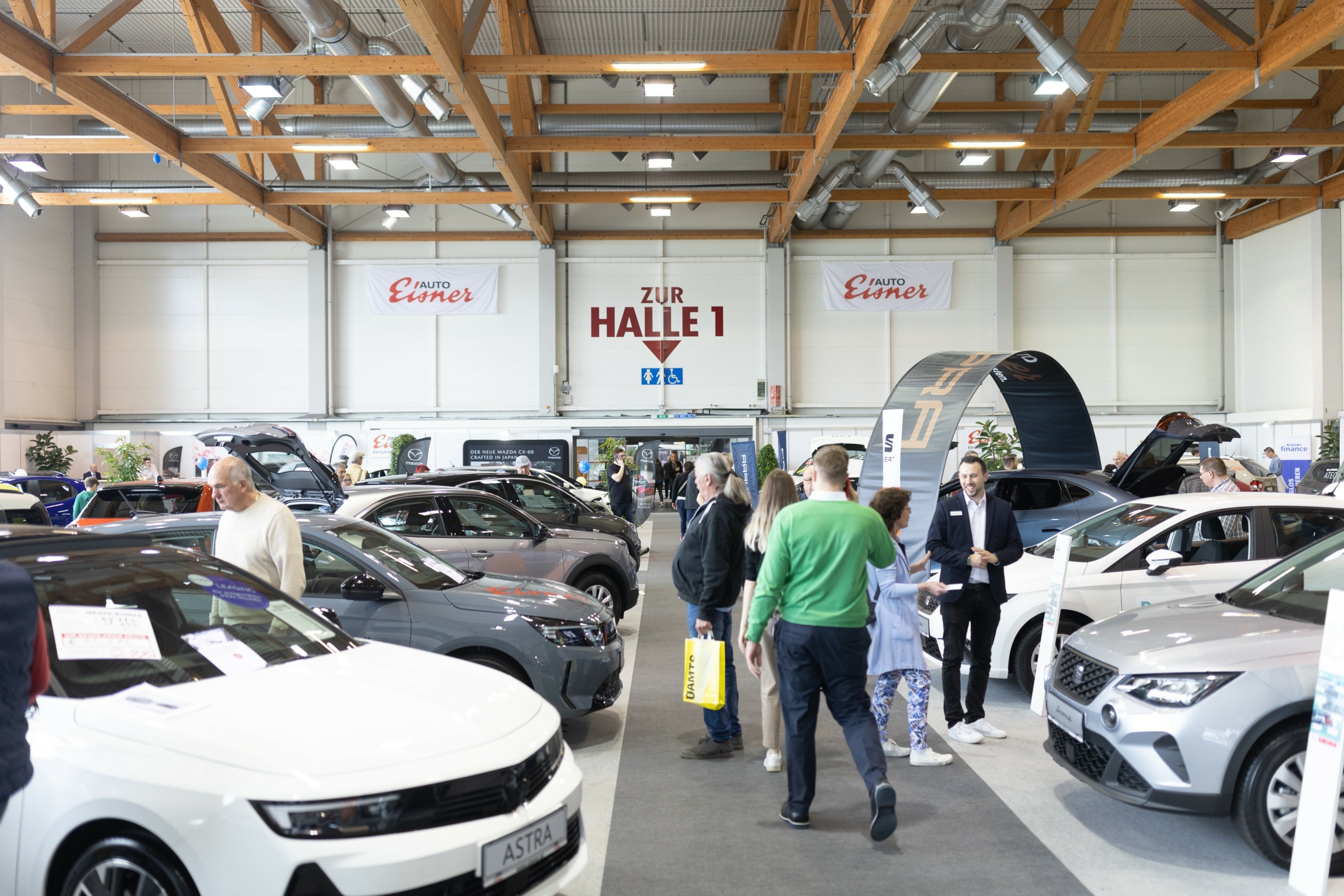 Besucher bei der Auto&Bike