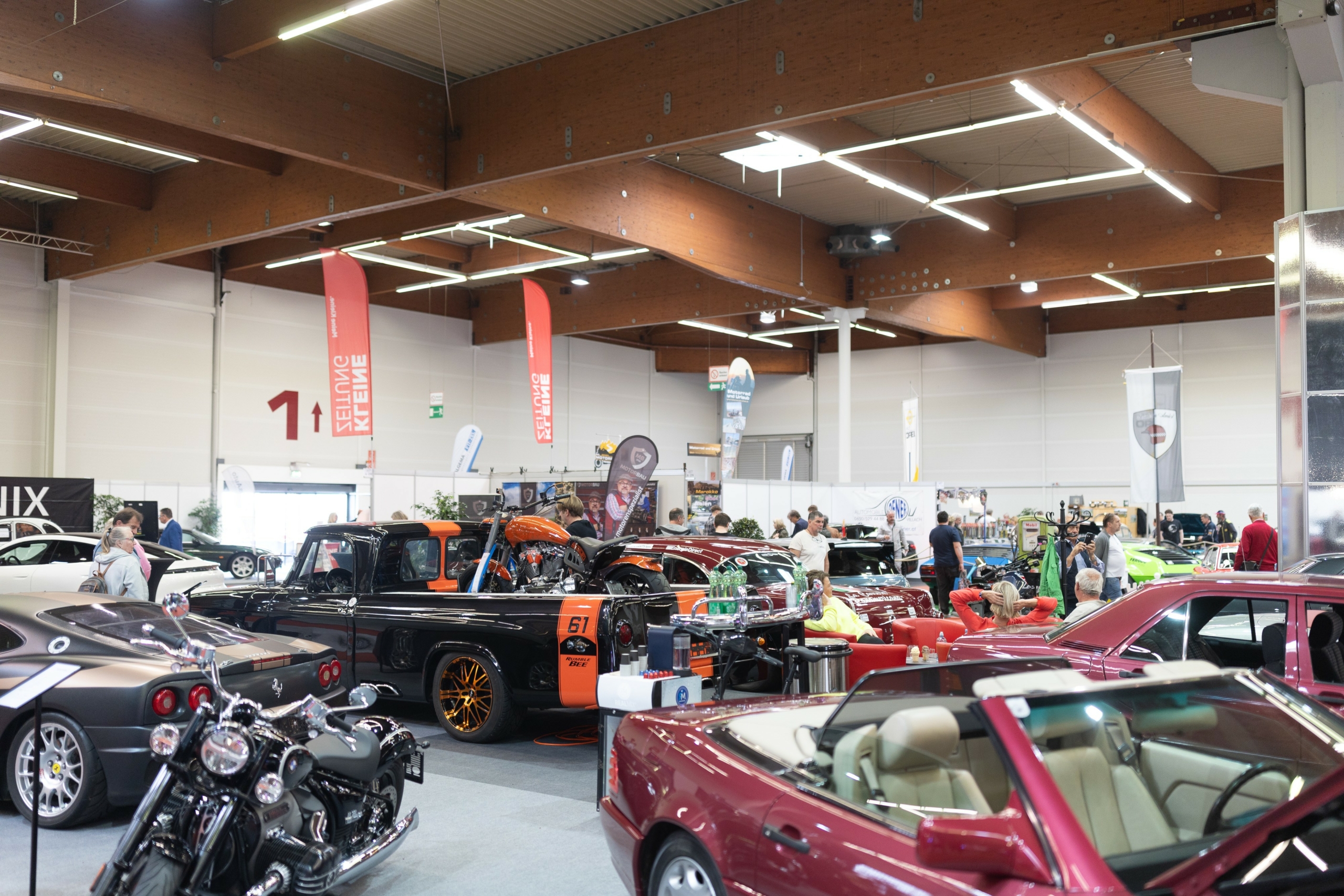 Halle voller Oldtimer