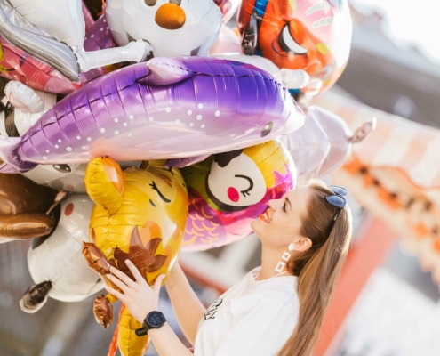 Frau mit Luftballons bei den Kärntner Messen